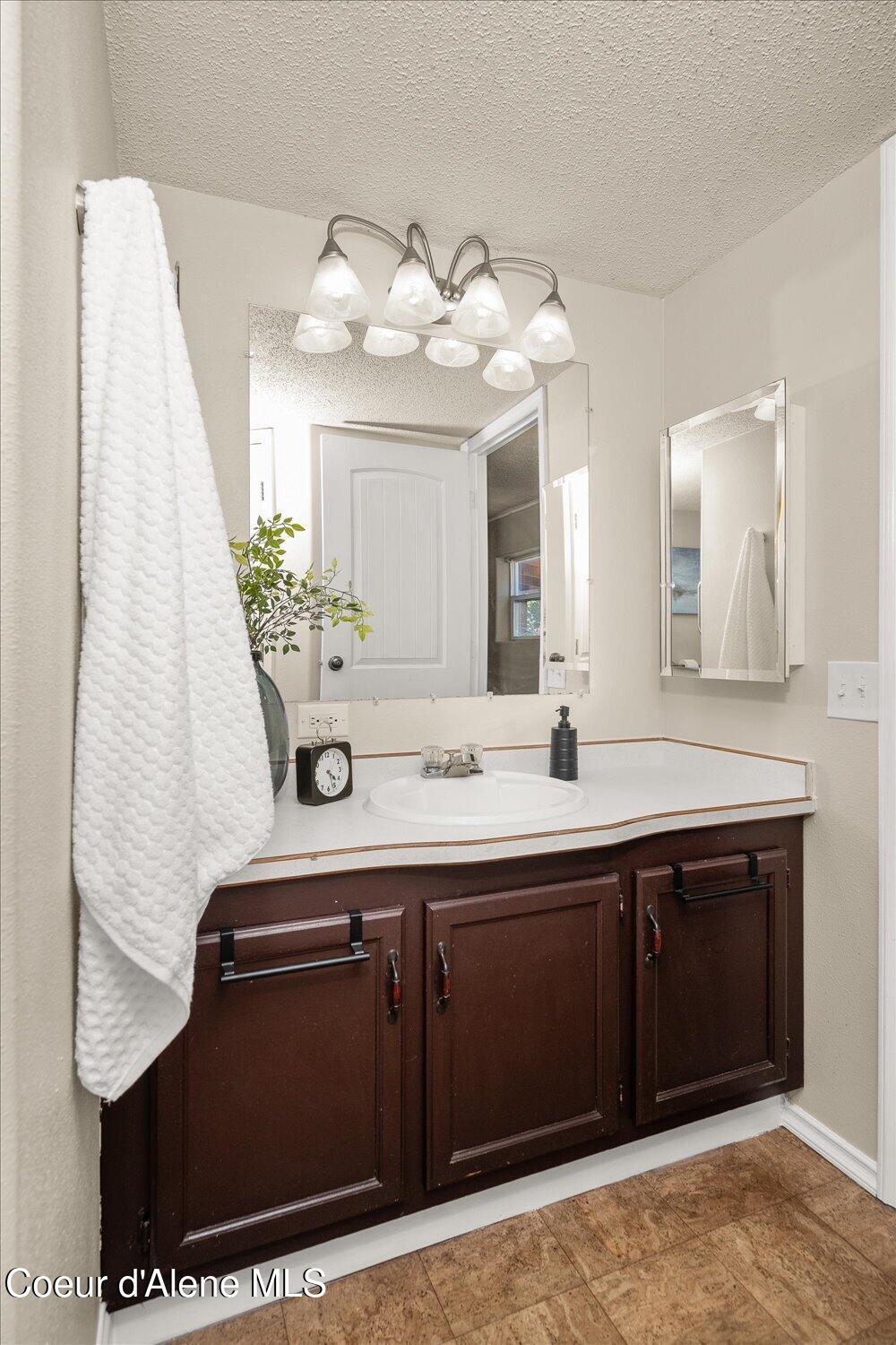 9090 North Runkle Road Hayden, ID 83835 - Photo 26 of 40 Bathroom with ample counter space!