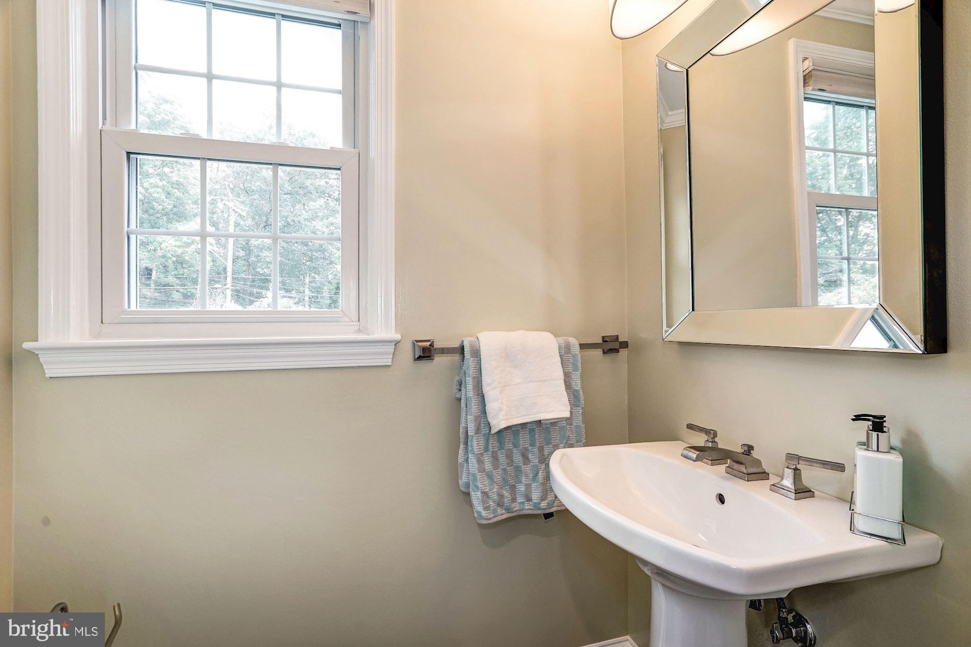 3501 Springland Lane Northwest Washington, DC 20008 - Photo 8 of 25 Gallery Image 8