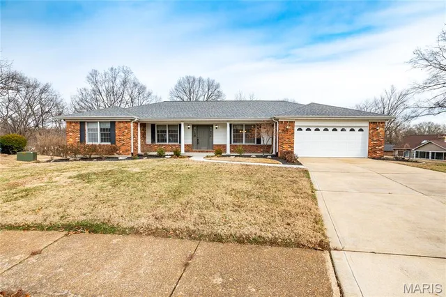 $675,000 | 4302 Brantleigh Heights Court, St. Louis, MO 63128