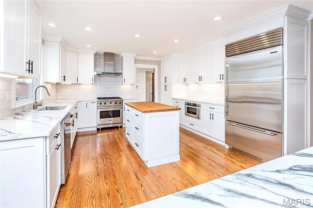 $675,000 | 4302 Brantleigh Heights Court, St. Louis, MO 63128