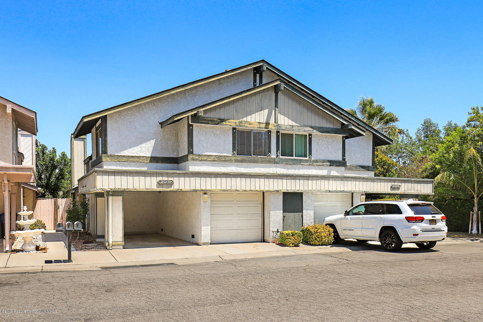25231 Ave Dorena Newhall, CA 91321 - Photo 2 of 27 25231 Avenida Dorena 002