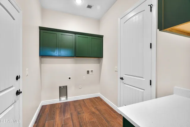 a en suite bathroom with a double vanity sink and mirror