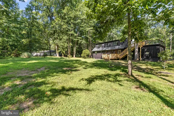 a picture of a wall with a white building