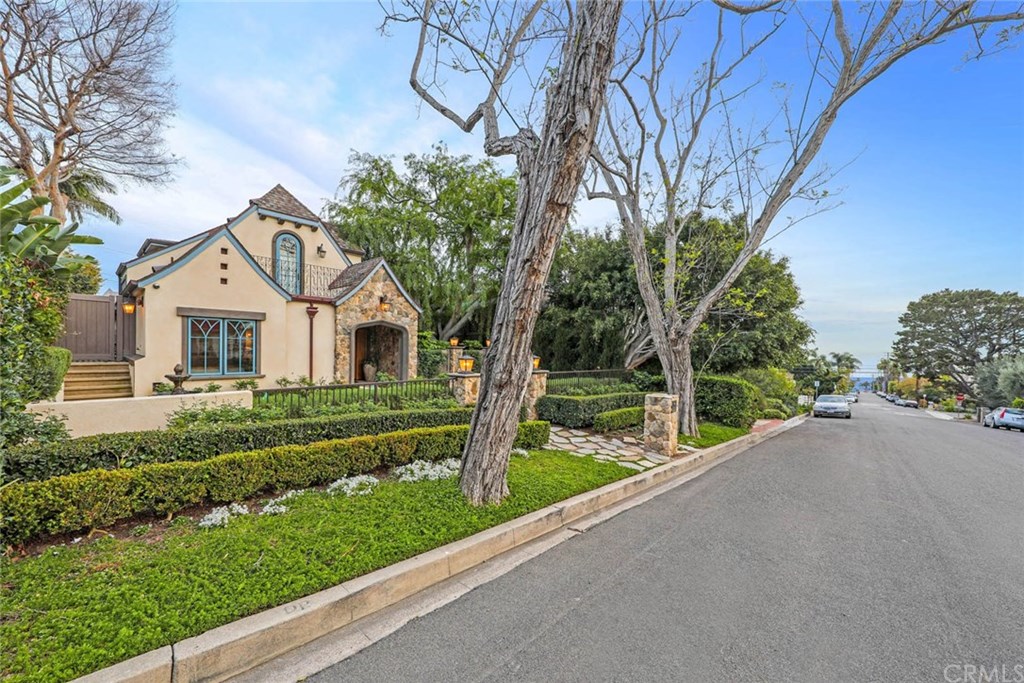 437 Myrtle Street Laguna Beach, CA 92651 - Photo 2 of 26