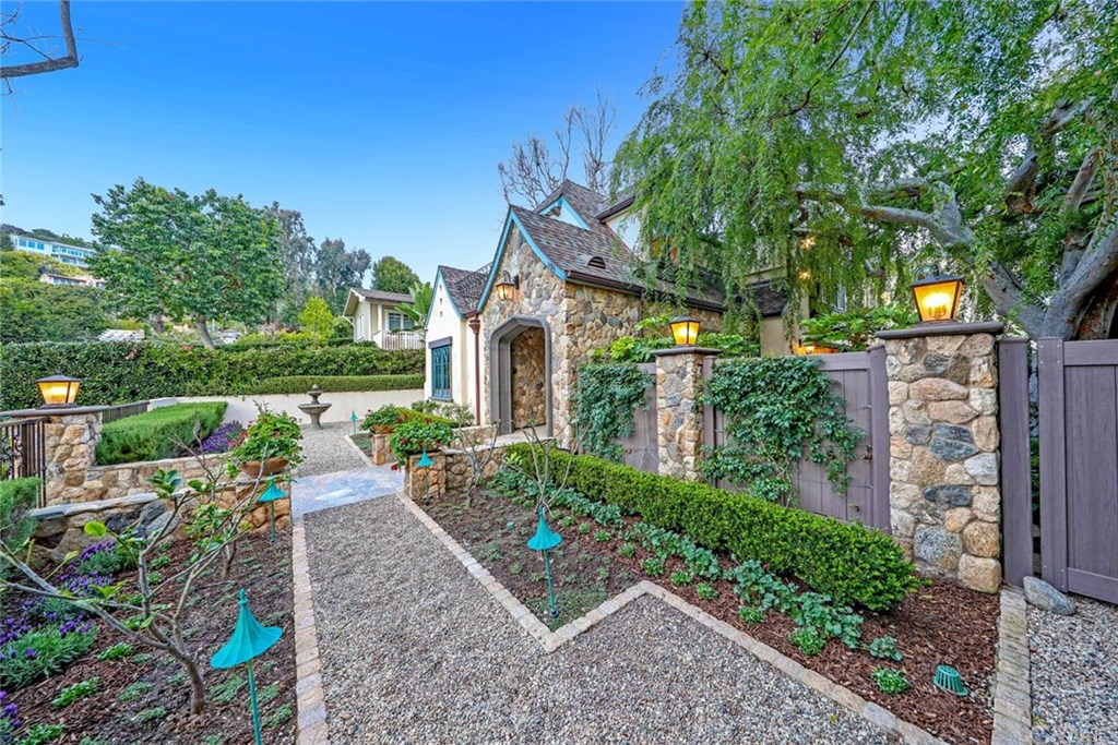 437 Myrtle Street Laguna Beach, CA 92651 - Photo 5 of 26