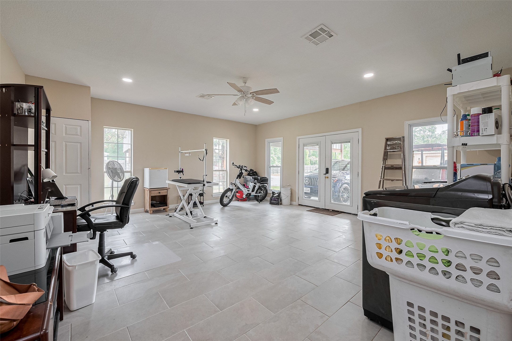 2499 Southline Road Conroe, TX 77384 - Photo 21 of 48 a living room with furniture a flat screen tv and a stove