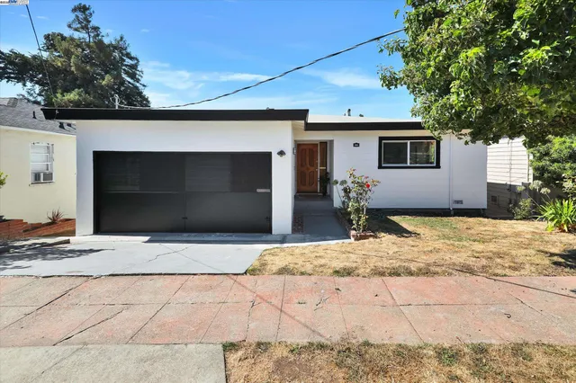 a front view of house with yard
