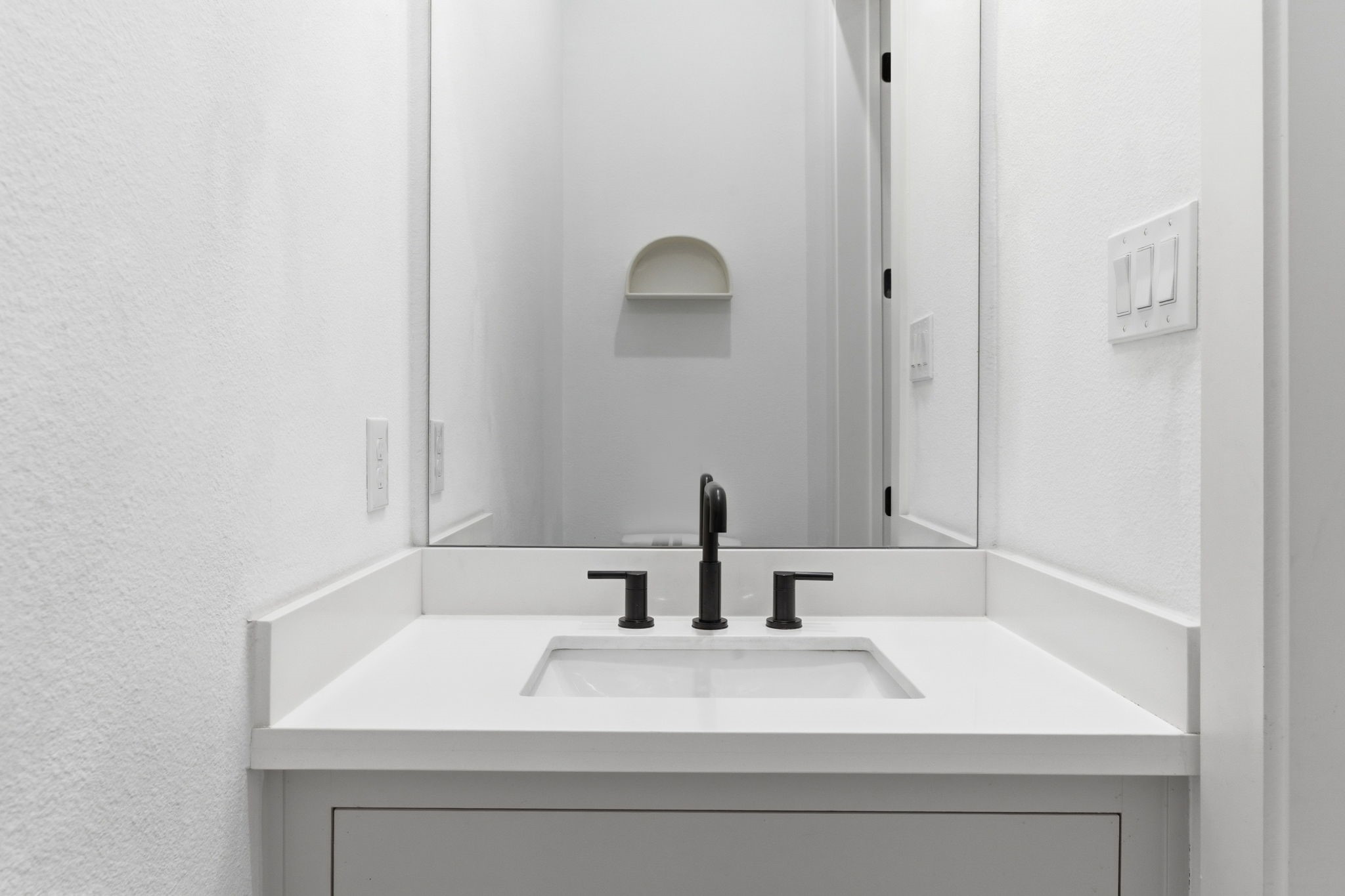 504 Oxford Street Houston, TX 77007 - Photo 23 of 47 Conveniently located on the first floor, the powder bath features a quartz vanity and modern fixtures. The clean palette keeps the space bright and timeless. It’s perfectly positioned for guests when entertaining