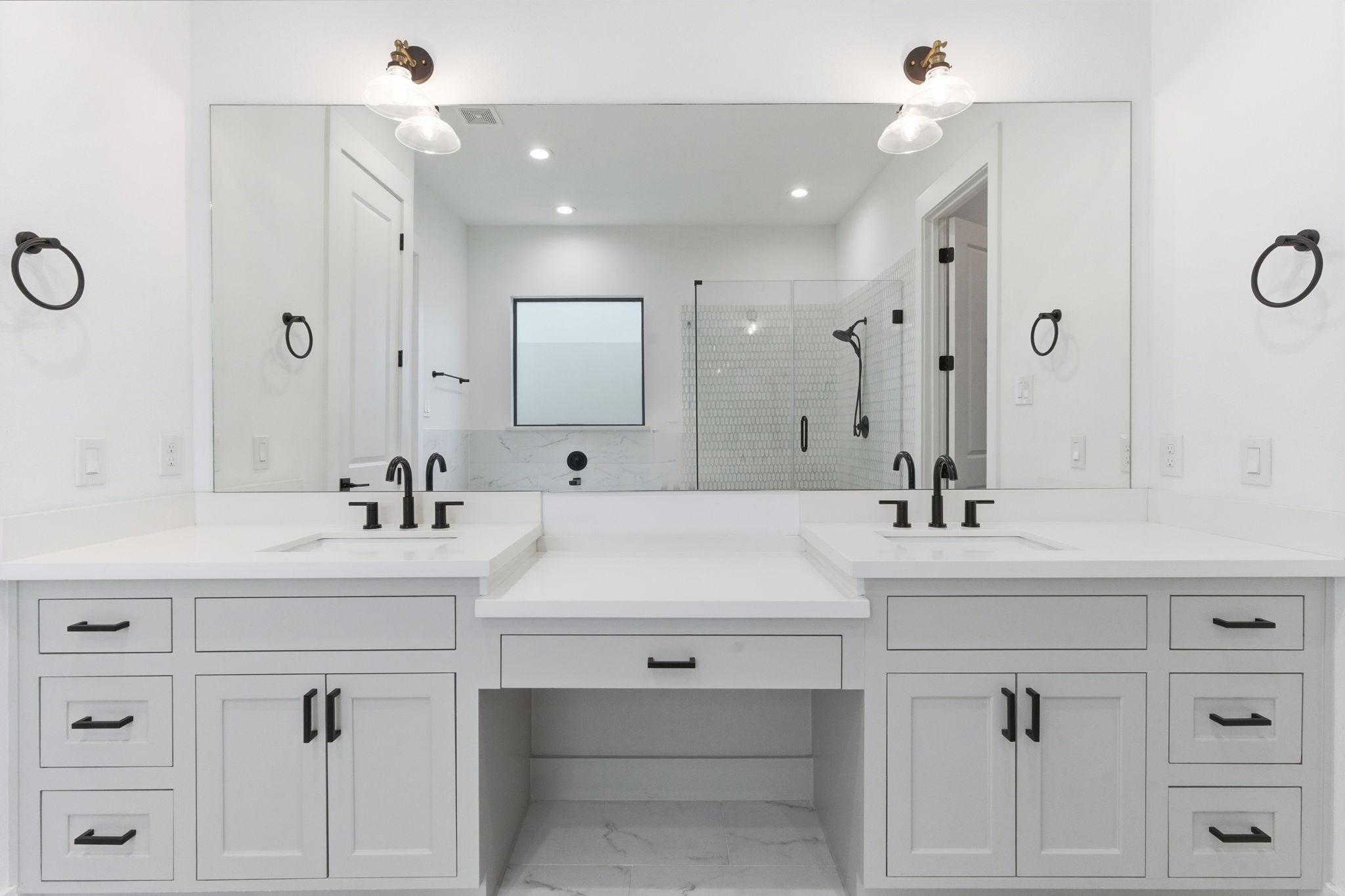 504 Oxford Street Houston, TX 77007 - Photo 30 of 47 A dedicated vanity area between the sinks adds convenience and extra workspace. The oversized mirror enhances the sense of space and light. Thoughtful storage keeps the area organized and streamlined.