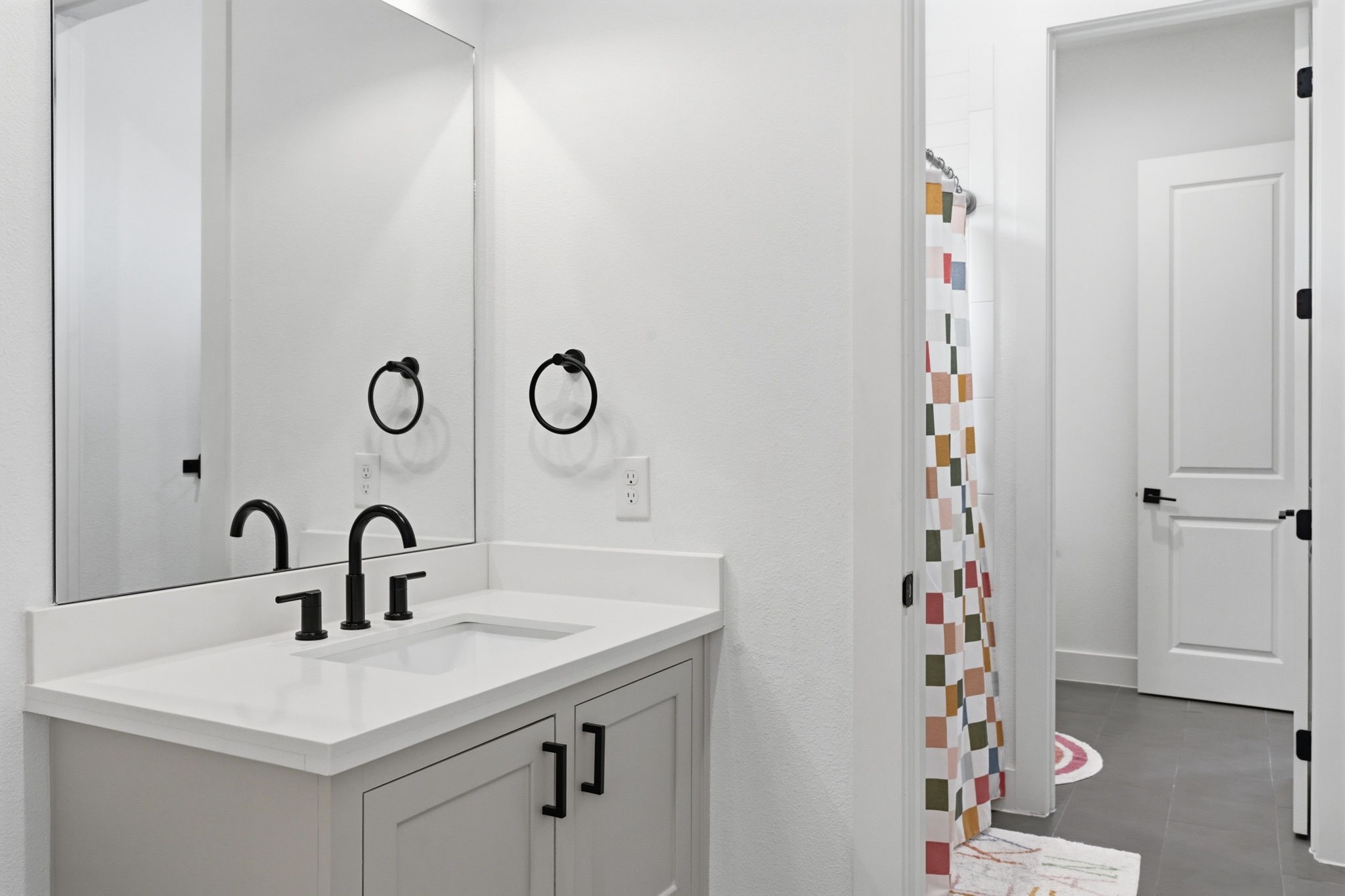 504 Oxford Street Houston, TX 77007 - Photo 36 of 47 Jack-and-Jill bathroom with a separate vanity and sink area is truly one of the most functional and sought-after layouts for modern living.