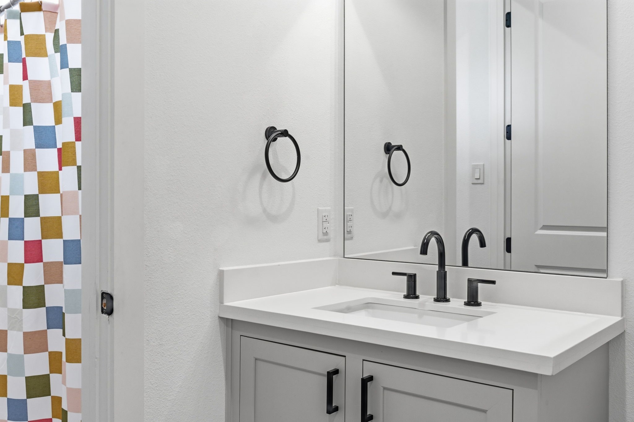 504 Oxford Street Houston, TX 77007 - Photo 37 of 47 Jack-and-Jill bathroom with a separate vanity and sink area is truly one of the most functional and sought-after layouts for modern living.