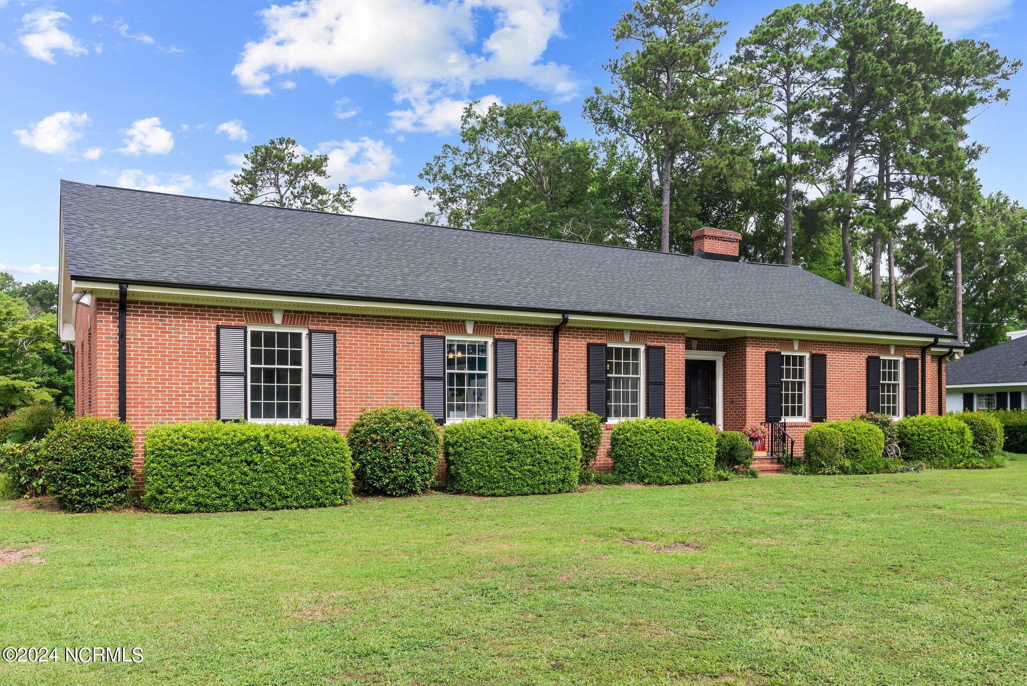 1302 Greenbriar Road Kinston, NC 28501 - Photo 3 of 48 42-web-or-mls-DSC_9590