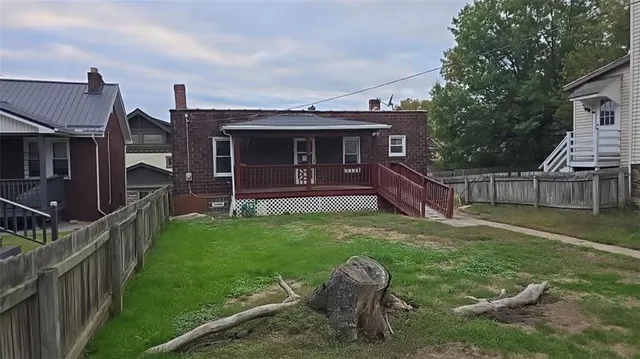 a view of a house with backyard