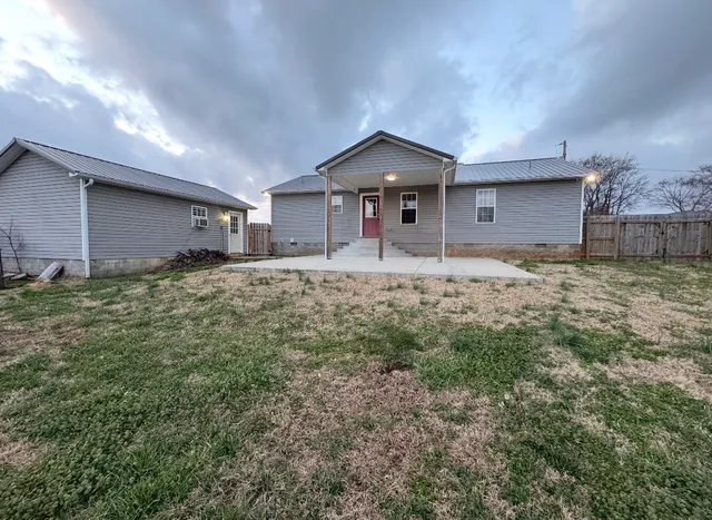 a view of a house with a yard