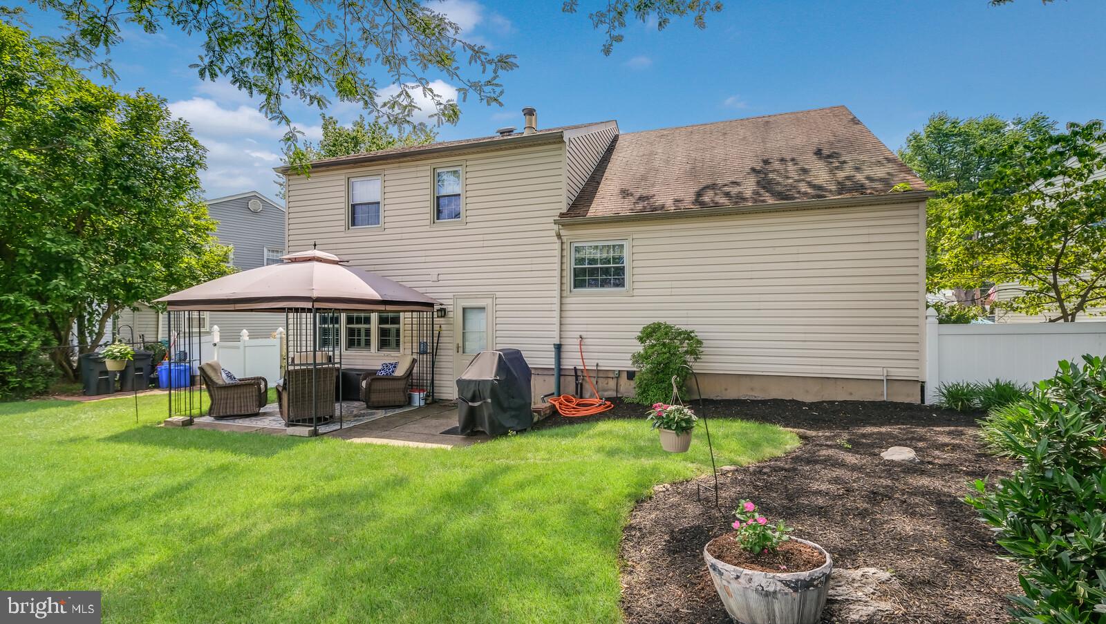 13045 Sewell Road Philadelphia, PA 19116 - Photo 20 of 40 Beautiful level back yard