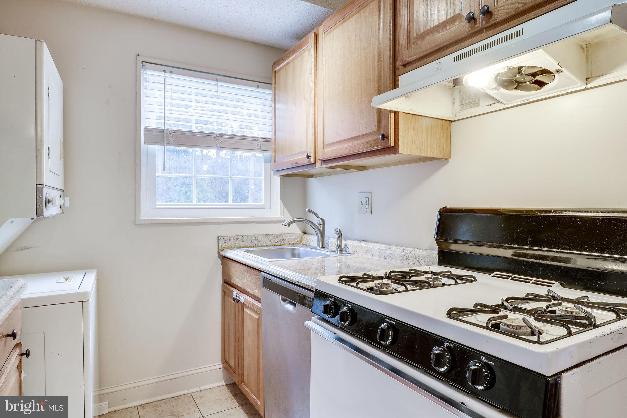 2239 Farrington Avenue, Unit 103 Alexandria, VA 22303 - Photo 14 of 32 Kitchen
