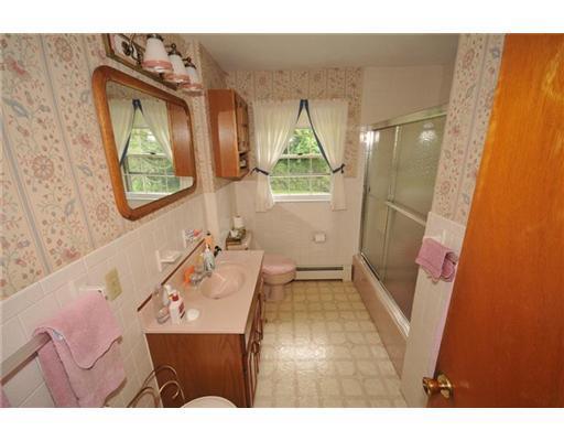 15 Raydon Road York, ME 03909 - Photo 14 of 21 Bathroom. Full Bath