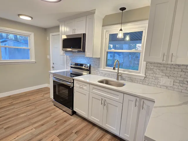 $359,900 | 11 Fyler Drive, Windsor, CT 06095