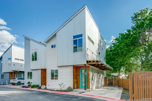 $2,395 | 330 Clay, Unit 24, San Antonio, TX 78204