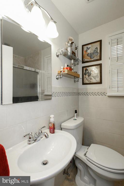 417 Kerwin Road Silver Spring, MD 20901 - Photo 21 of 30 a bathroom with a toilet a sink and mirror