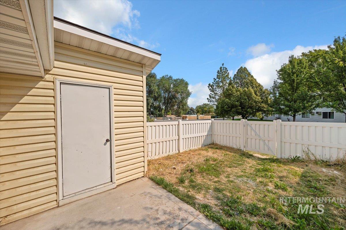 259 Pheasant Road West, Unit 3 Twin Falls, ID 83301 - Photo 17 of 24 Fenced backyard featuring a patio area