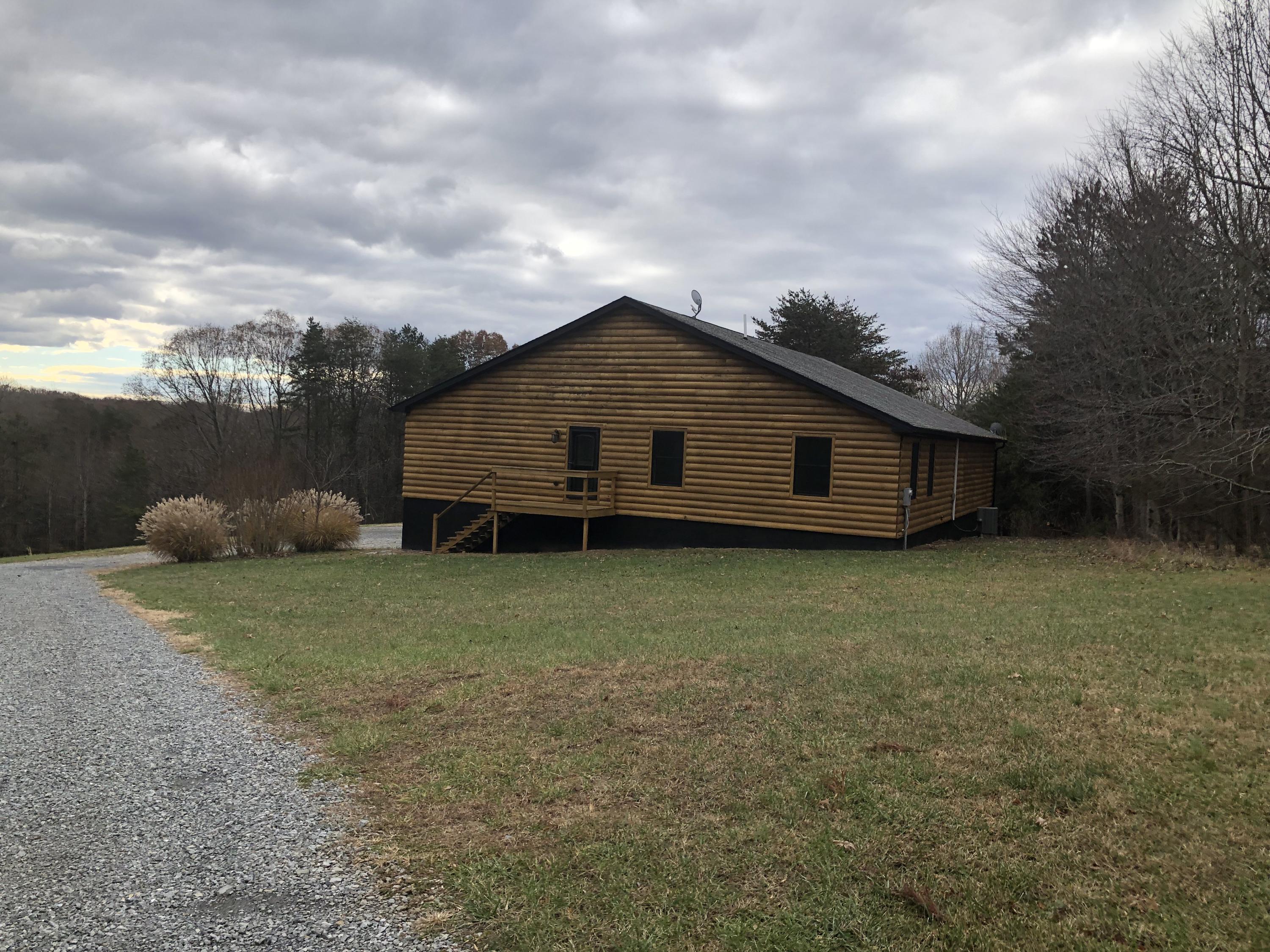 302 High Point Road Moneta, VA 24121 - Photo 29 of 48 Apartment side