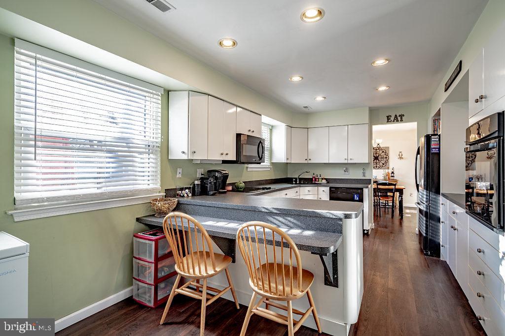 69 Hartford Road Sewell, NJ 08080 - Photo 11 of 26 Kitchen - Breakfast Bar