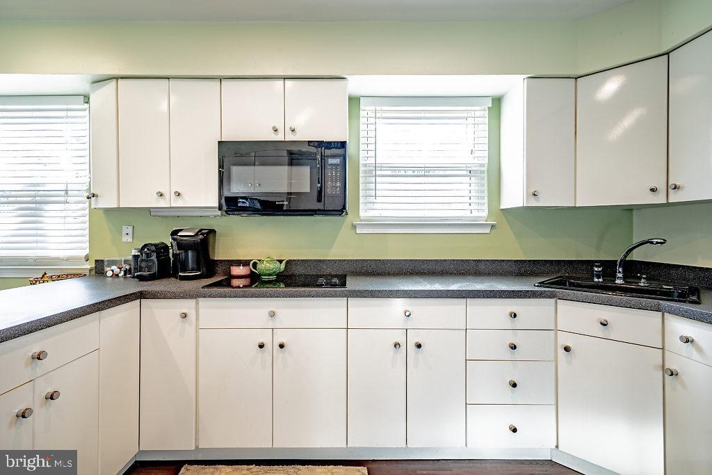 69 Hartford Road Sewell, NJ 08080 - Photo 9 of 26 Kitchen