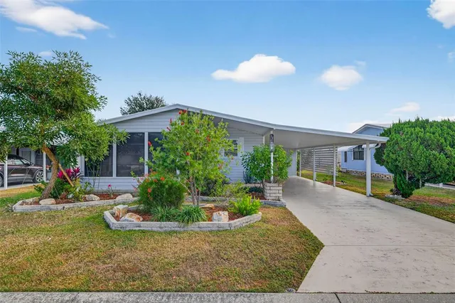 a view of a house with backyard and plants