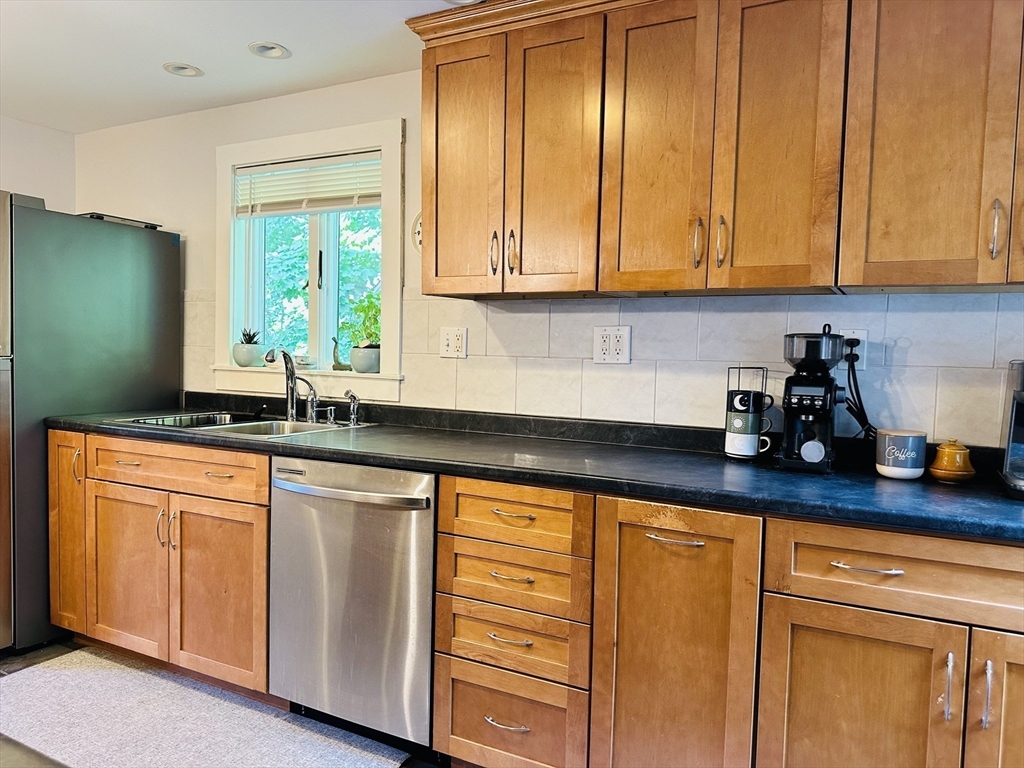 20 Rockview Road, Unit 4 Quincy, MA 02169 - Photo 11 of 25