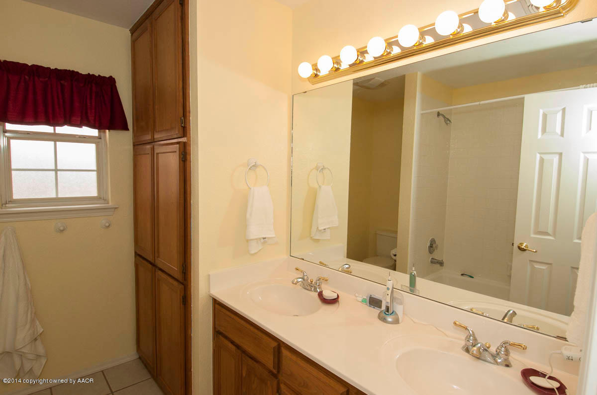 8104 Sheldon Road Amarillo, TX 79119 - Photo 15 of 22 Upstairs Hall Bath