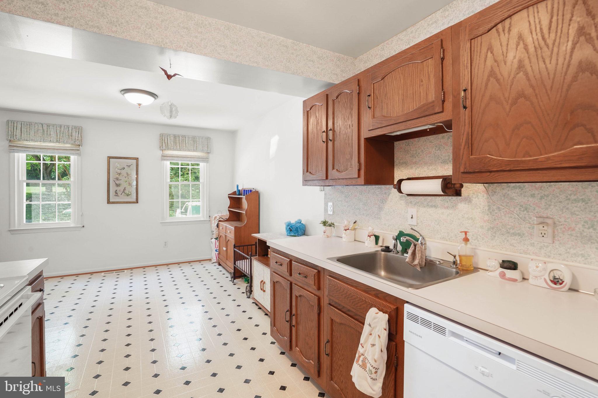 99 Oak Shade Road Gaithersburg, MD 20878 - Photo 3 of 26 Gallery Image 3
