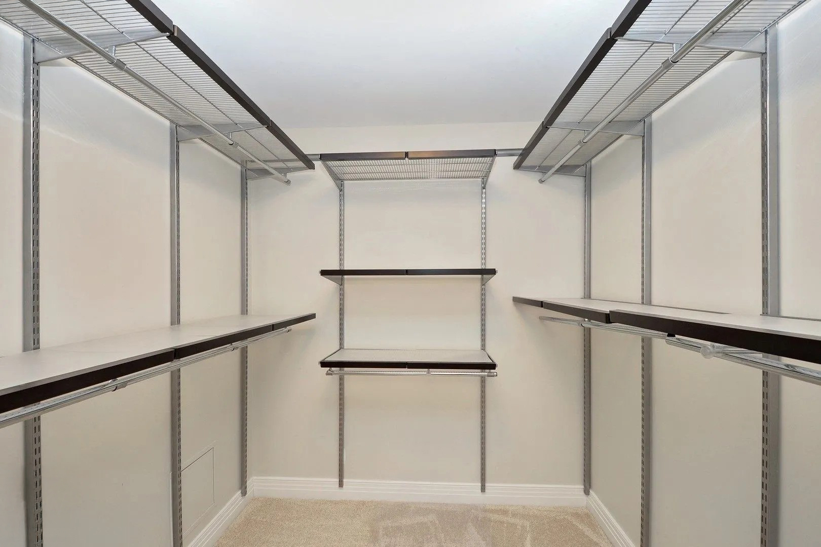 600 North Lake Shore Drive, Unit 1110 Chicago, IL 60611 - Photo 9 of 35 a view of an entryway