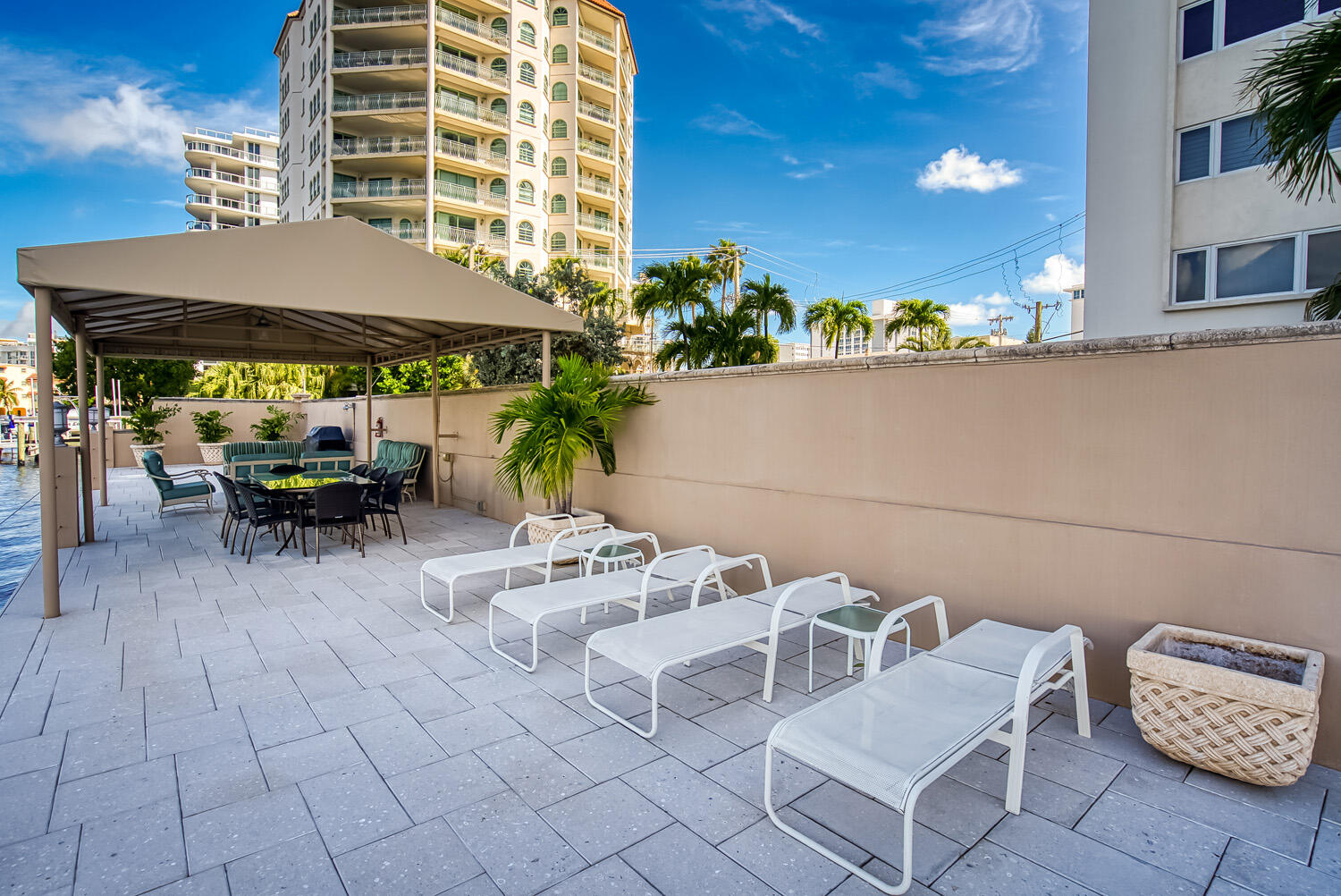 215 North Birch Road, Unit 5B Fort Lauderdale, FL 33304 - Photo 20 of 73 a view of a patio with table and chairs under an umbrella