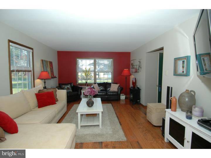 679 Mansfield Road West Columbus, NJ 08022 - Photo 3 of 25 Family Room