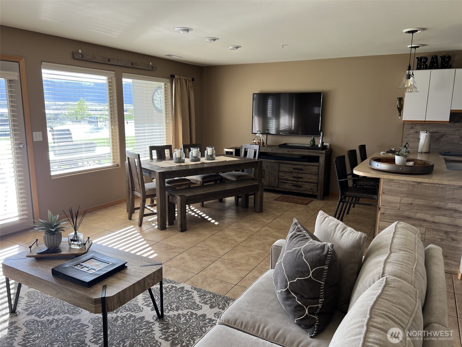 8997 Crescent Bar Road Northwest, Unit C118 Quincy, WA 98848 - Photo 6 of 33 a living room with furniture and a flat screen tv