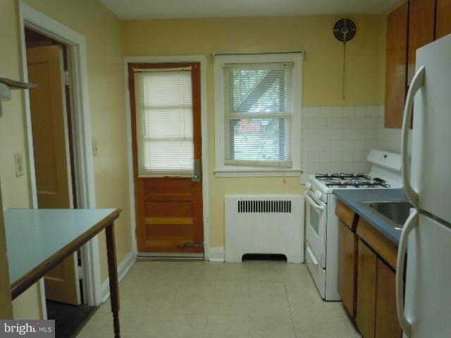 136 Cherrydell Road Baltimore, MD 21228 - Photo 3 of 15 Kitchen