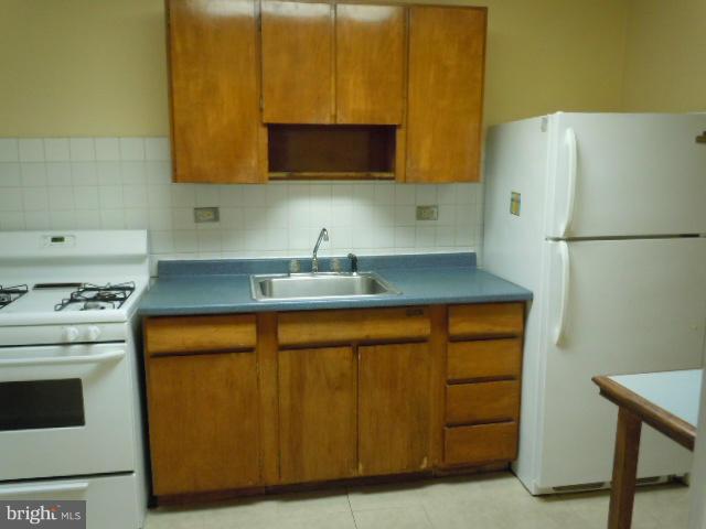 136 Cherrydell Road Baltimore, MD 21228 - Photo 4 of 15 Kitchen