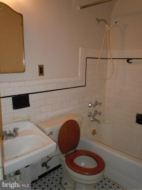136 Cherrydell Road Baltimore, MD 21228 - Photo 8 of 15 Bath