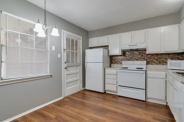 $945 | 3646 Spottswood Avenue, Unit 9, Memphis, TN 38111