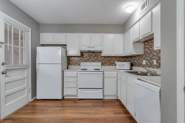 $945 | 3646 Spottswood Avenue, Unit 9, Memphis, TN 38111