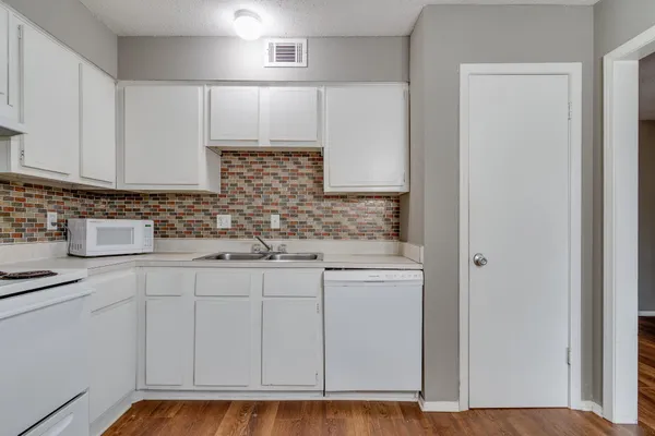 $945 | 3646 Spottswood Avenue, Unit 9, Memphis, TN 38111