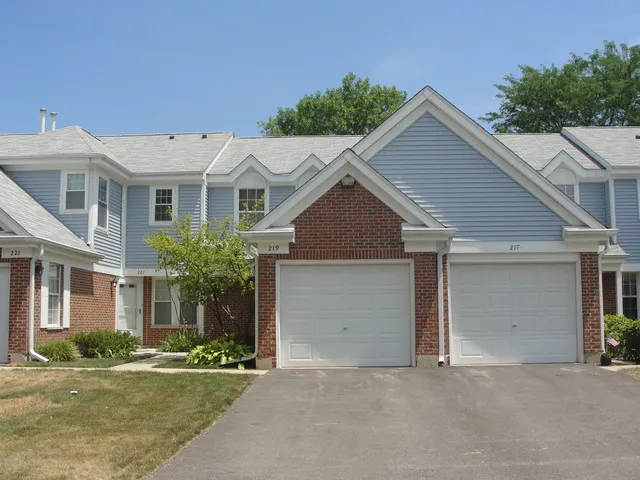 $1,995 | 219 Green Knoll Lane, Streamwood, IL 60107