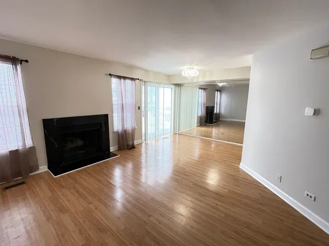 $1,995 | 219 Green Knoll Lane, Streamwood, IL 60107