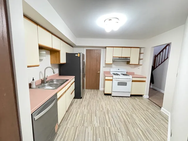 $1,995 | 219 Green Knoll Lane, Streamwood, IL 60107