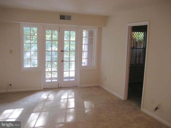 8110 Colony Point Road, Unit 219 Springfield, VA 22152 - Photo 3 of 8 Living Room