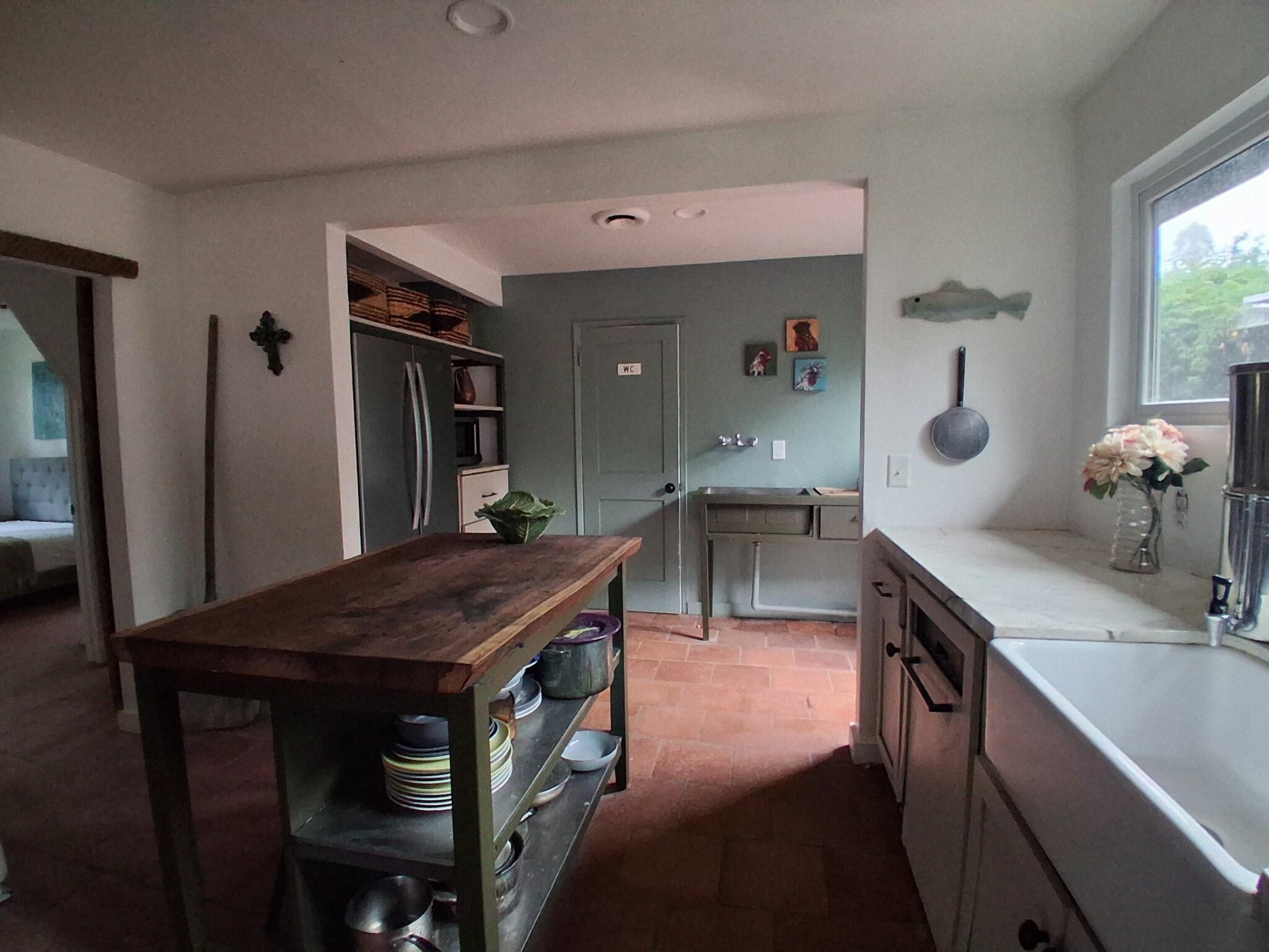 1794 South Rice Road Ojai, CA 93023 - Photo 14 of 33 a kitchen with a table and chairs