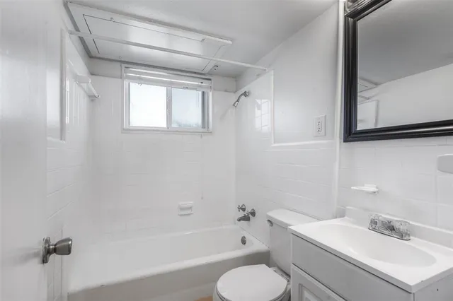 $1,200 | 5837 Locke Avenue, Unit D, Fort Worth, TX 76107