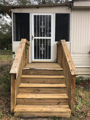 a view of entryway with a front door