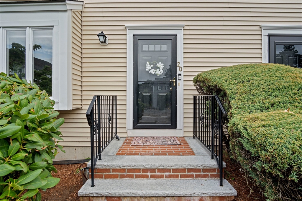 20 Casey Circle, Unit 20 Waltham, MA 02451 - Photo 3 of 38 a front view of a house with a garden